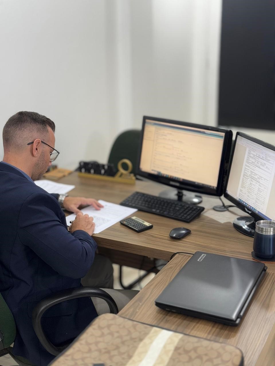 Adriano Martiny em seu escritório de perícia contábil
